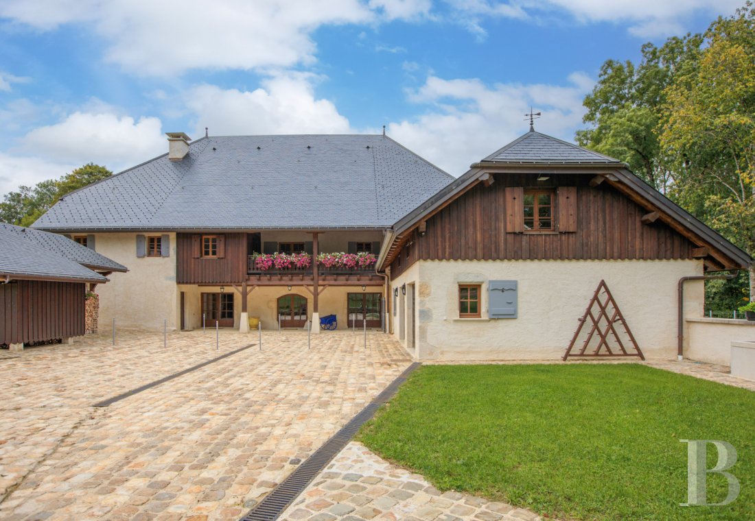 A former livestock farm which has been transformed into a vast, comfortable home near to Nantua in the Haut-Bugey region - photo  n°5